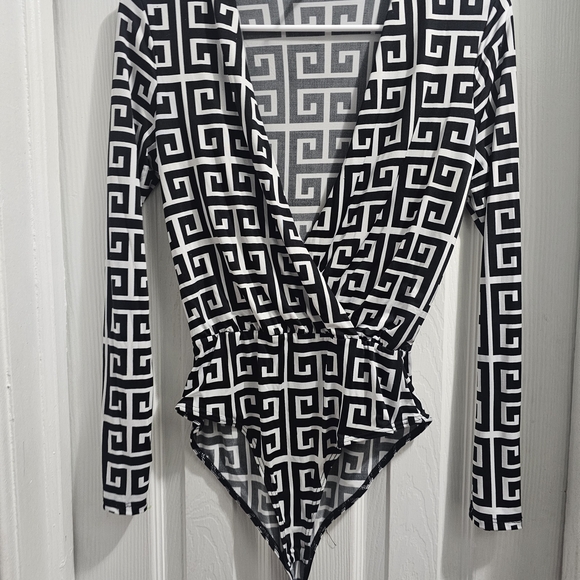 Tops - Stylish Black and White Geometric Women's Top